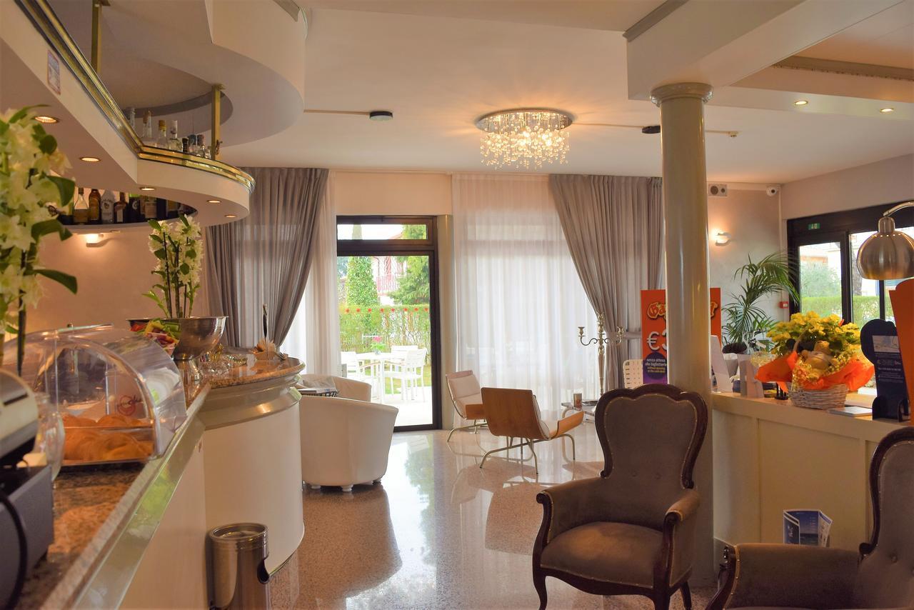 Hotel International Сірміоне Екстер'єр фото