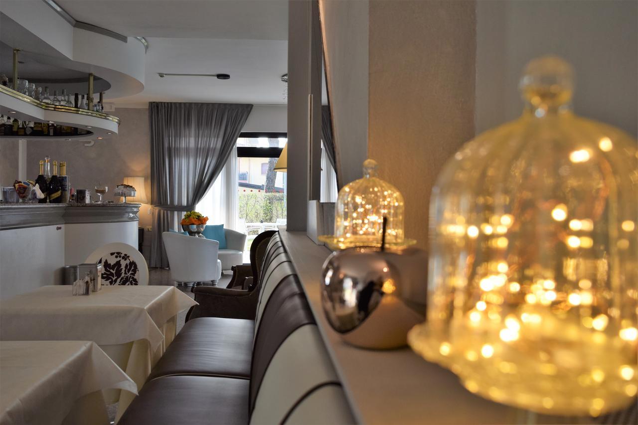 Hotel International Сірміоне Екстер'єр фото
