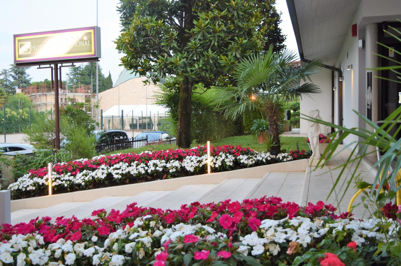 Hotel International Сірміоне Екстер'єр фото